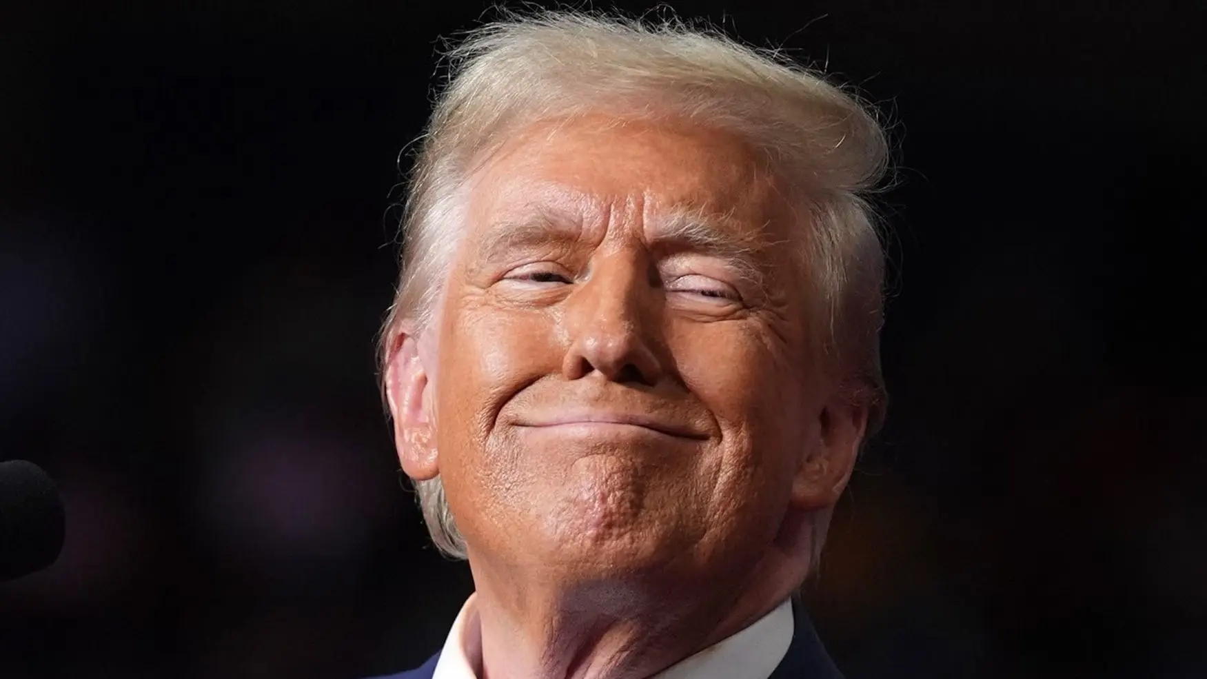 Donald Trump sonríe en un evento público