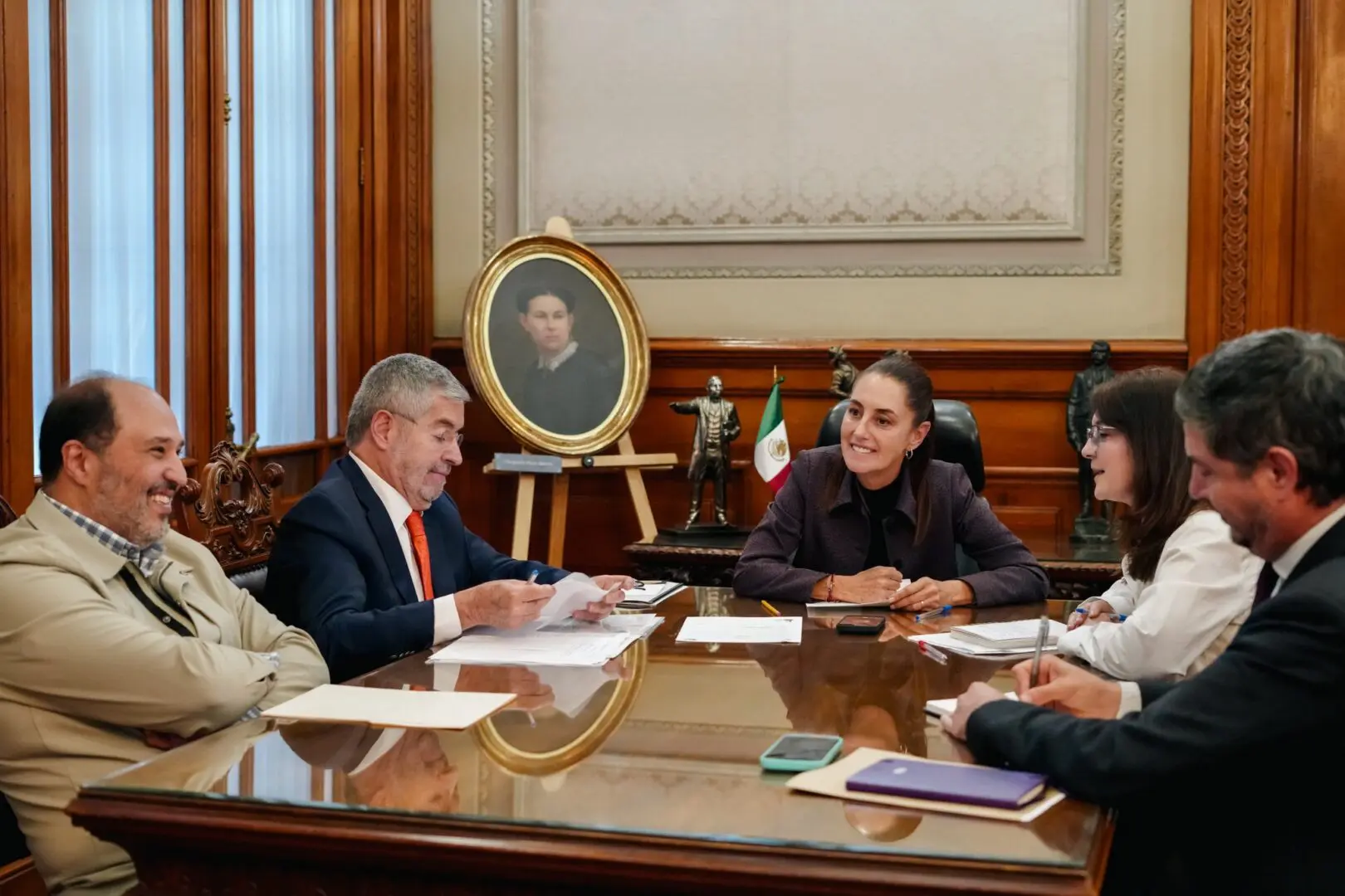 Presidenta de México reunida con gabinete en oficina.