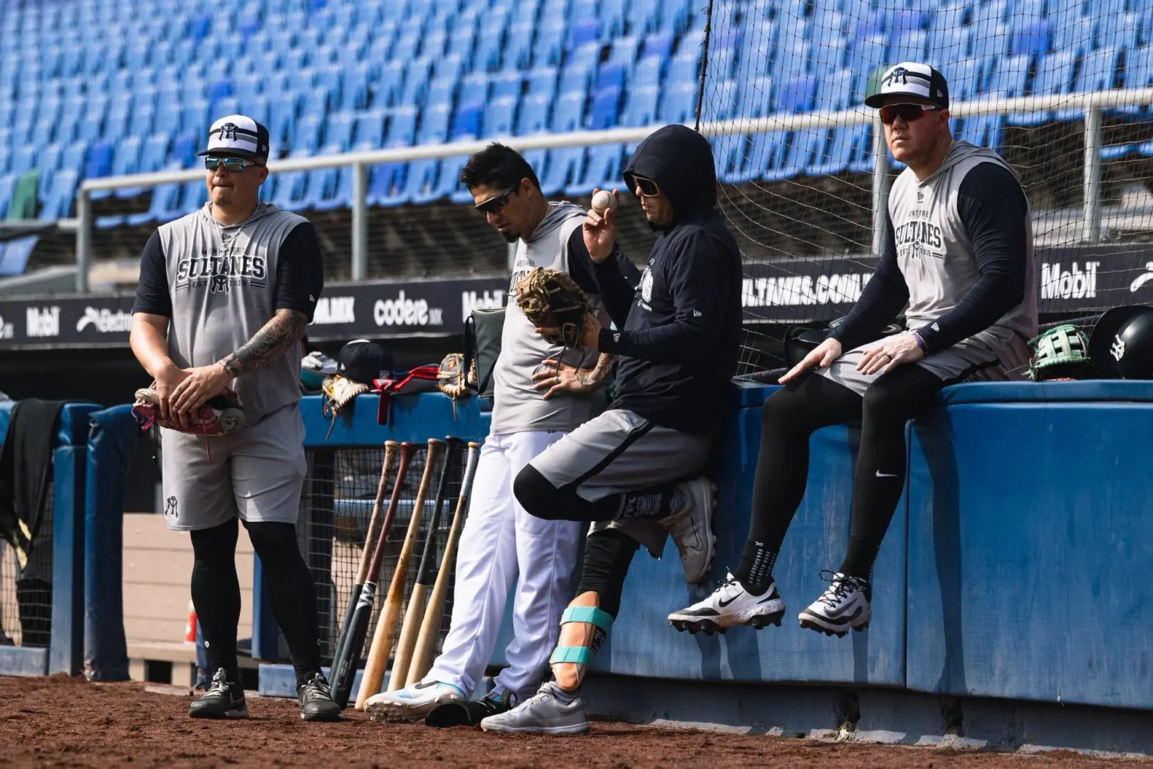 Jugadores de Sultanes de Monterrey durante una práctica.