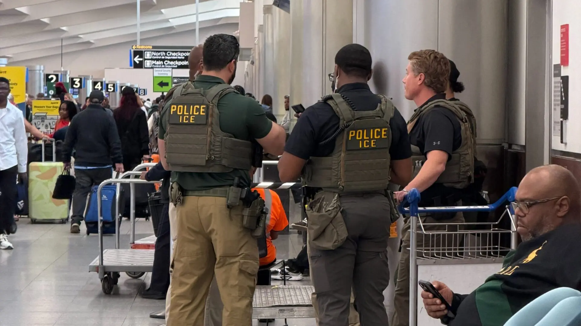 Miembros de ICE en el aeropuerto de Atlanta.