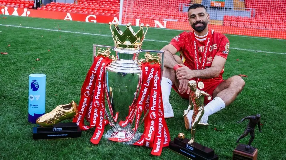 Mohamed Salah celebra el título de Liverpool en la Premier League.