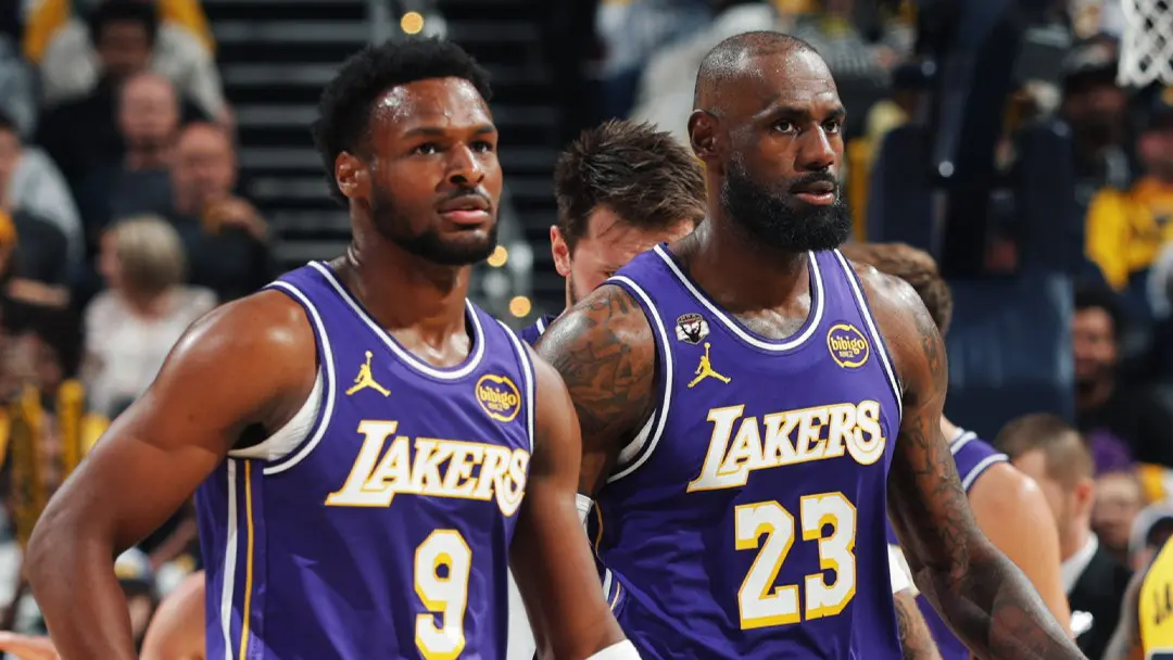 LeBron James y Bronny James en un juego de los Lakers.