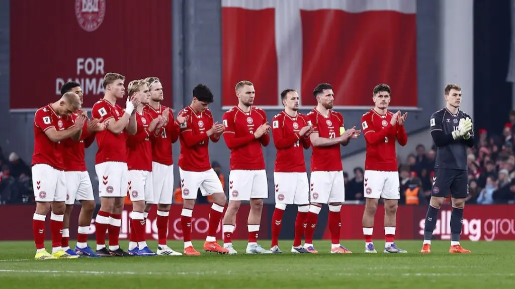 Jugadores de la Selección de Fútbol de Dinamarca en el Repechaje de la UEFA para el Mundial 2026.