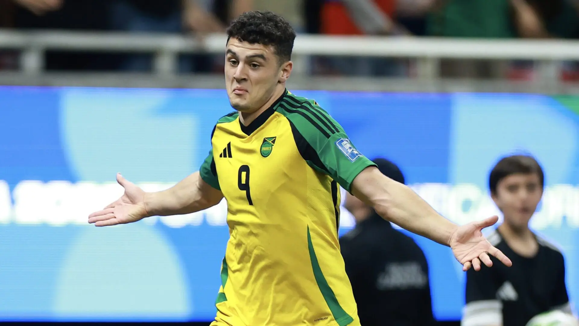 Bailey Cadamarteri celebra el gol con el que Jamaica vence a Nueva Caledonia.