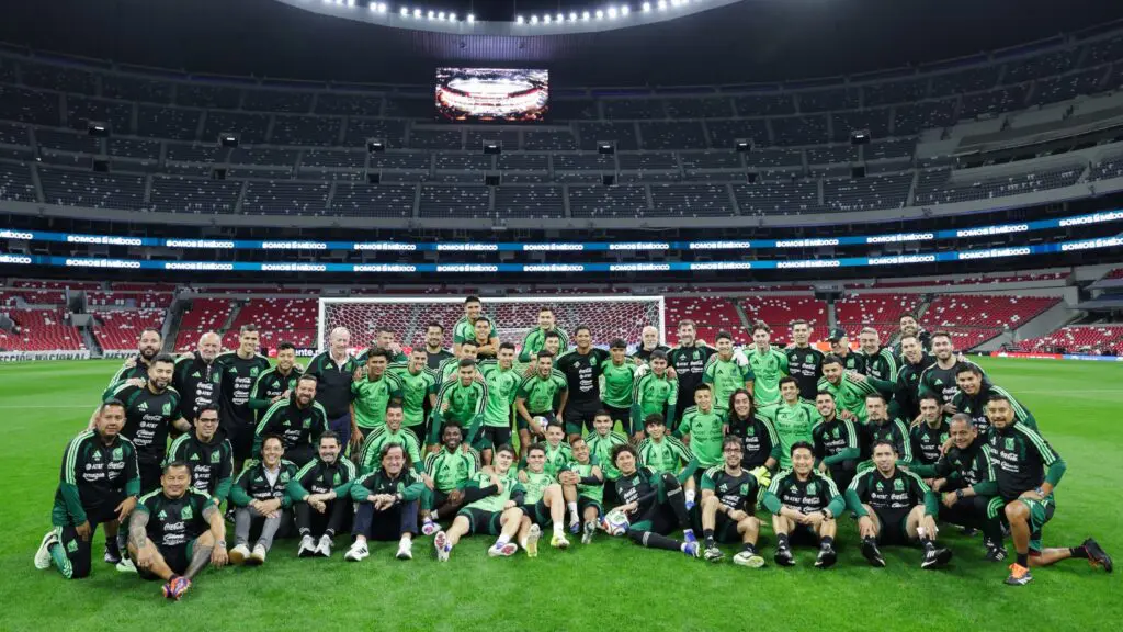 Jugadores de la Selección Mexicana posan en el Estadio Banorte un día antes de su reinauguración.