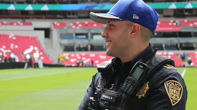 Un policía en el Estadio Banorte.