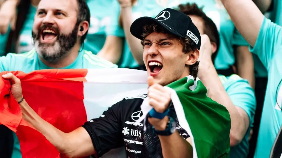 Kimi Antonelli celebra tras ganar el Gran Premio de Japón.