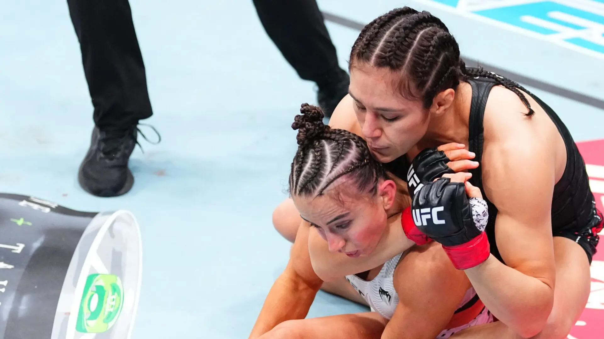 Alexa Grasso somete a Maycee Barber en UFC Fight Night.