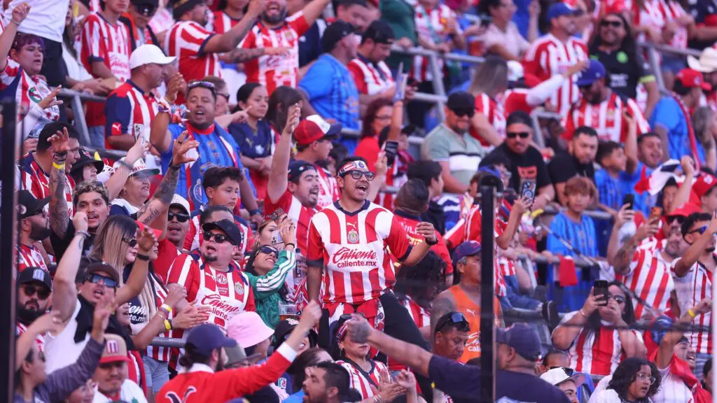 Aficionados del Club Deportivo Guadalajara en el BMO Stadium en Los Ángeles.