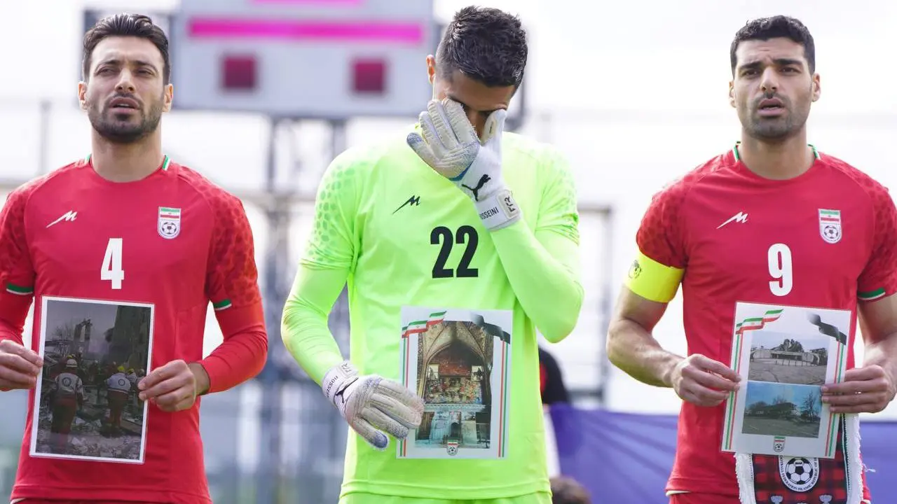 Futbolistas de la Selección de Irán muestran imágenes de víctimas de la guerra con Estados Unidos