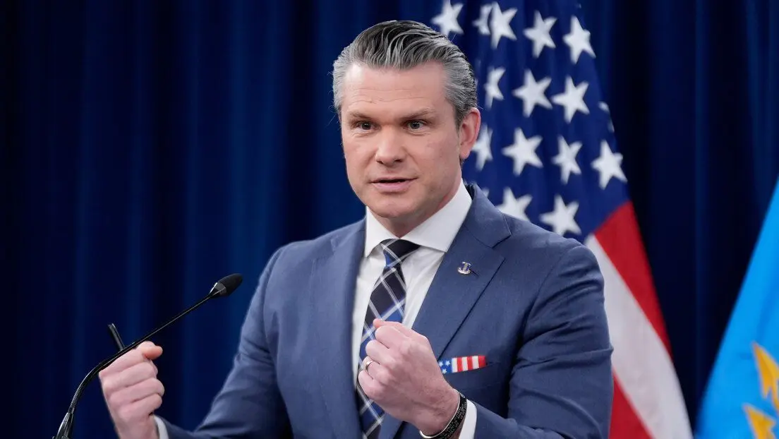 Pete Hegseth en conferencia de prensa