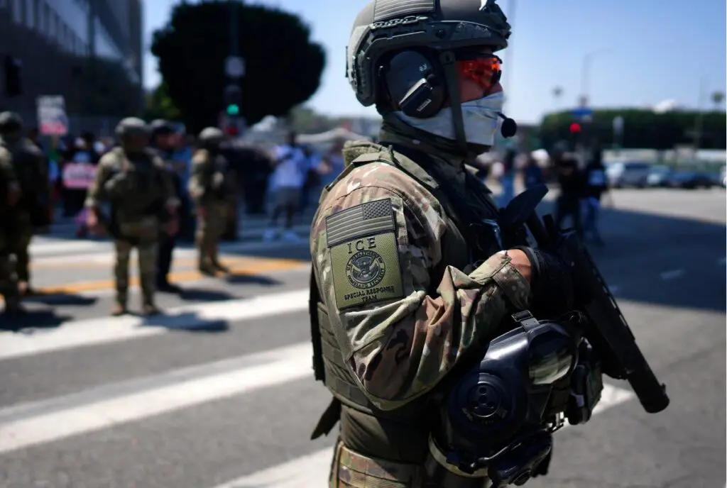 Agente del ICE cuestionando en la calle