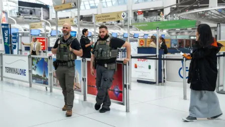 ICE arresta a migrante en aeropuerto de Estados Unidos