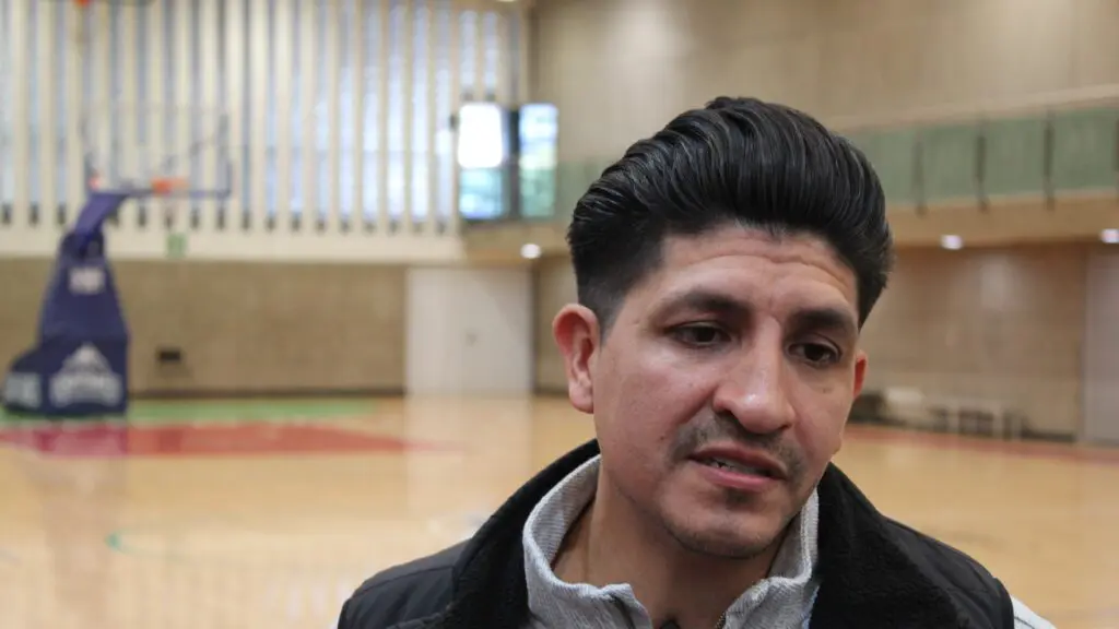 Orlando Méndez atiende a medios de comunicación en el Comité Olímpico Mexicano.