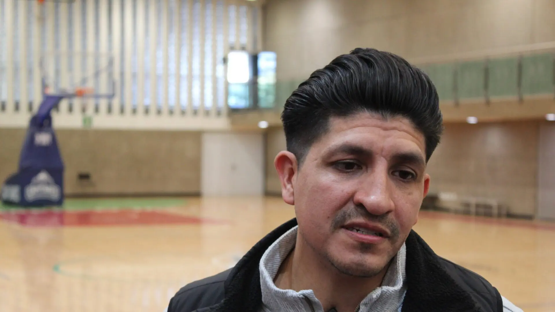 Orlando Méndez atiende a medios de comunicación en el Comité Olímpico Mexicano.