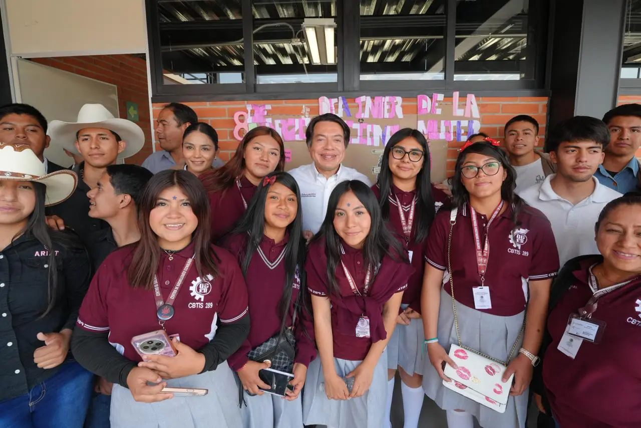 Secretario de Educación Pública acompañado de jóvenes alumnos en plantel de bachillerato.