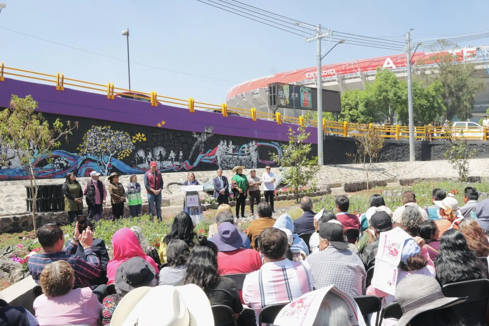 Clara Brugada en un evento público en las afueras del Estadio Banorte.