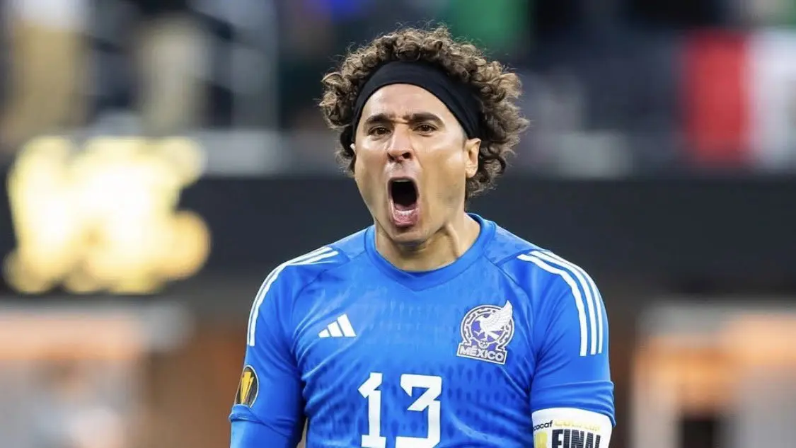 Guillermo Ochoa festeja en un partido de la Selección Mexicana