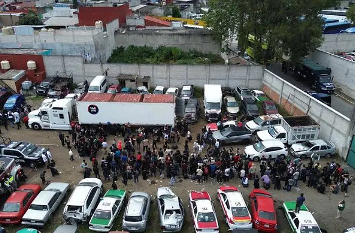 Migrantes hondureños son rescatados en un tráiler en Veracruz