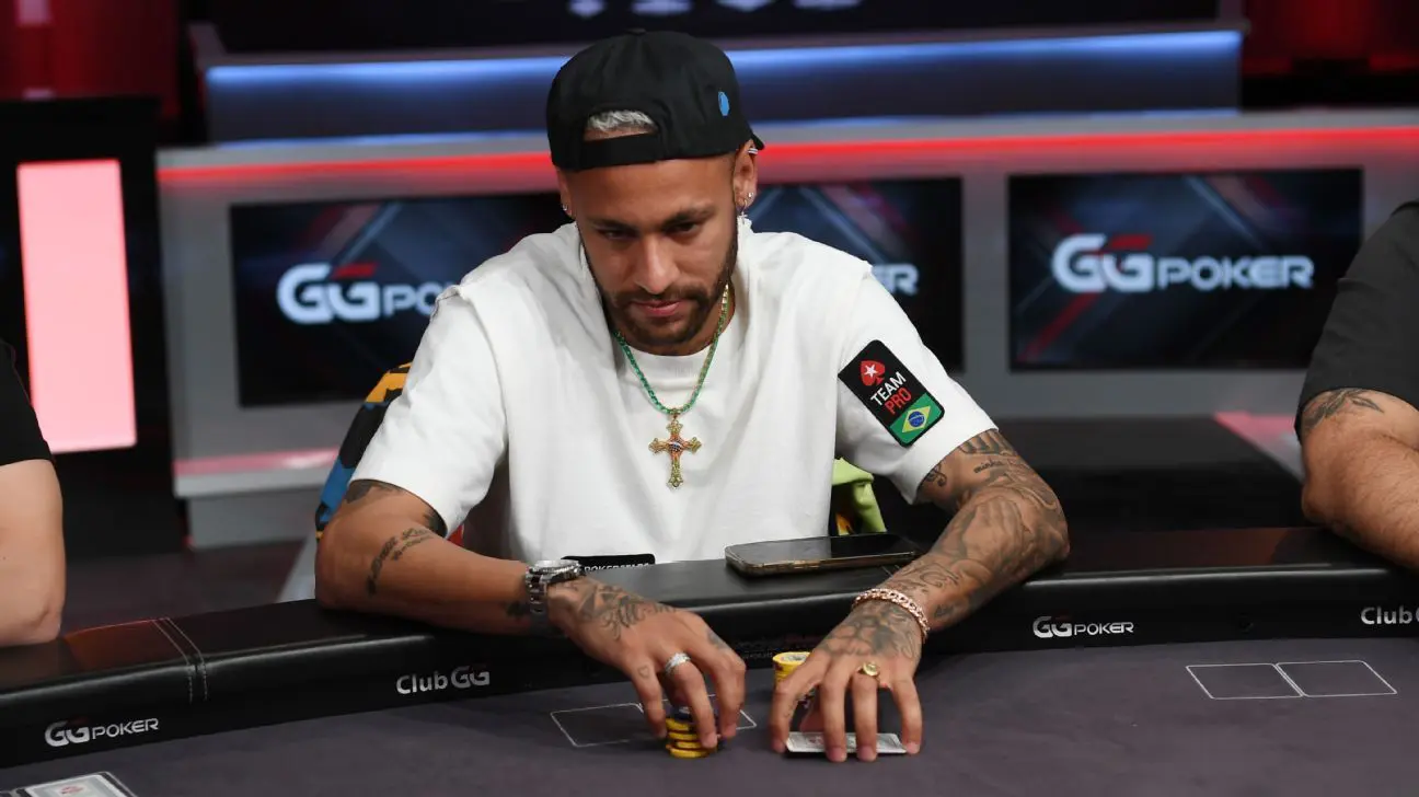 Neymar en una mesa de póker