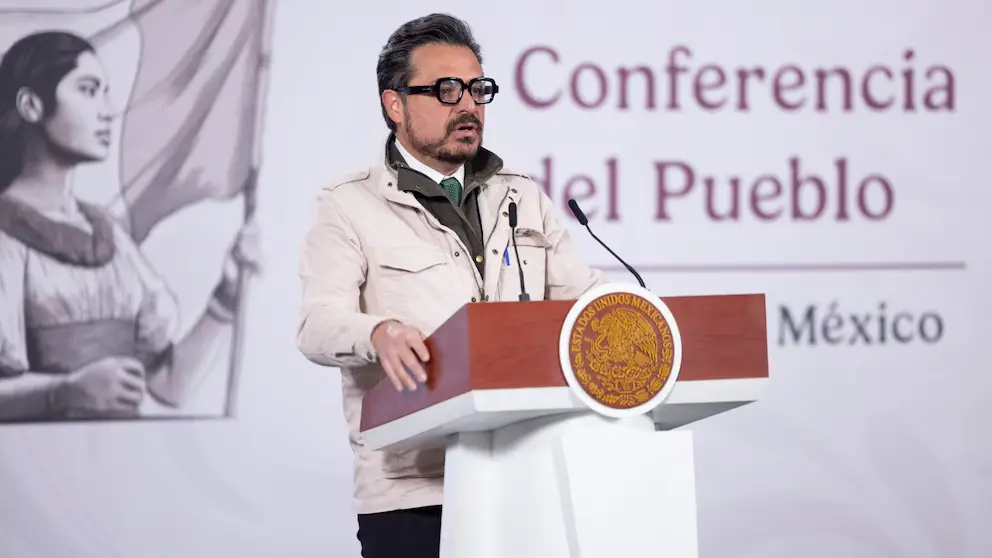 Funcionario en conferencia matutina en México.