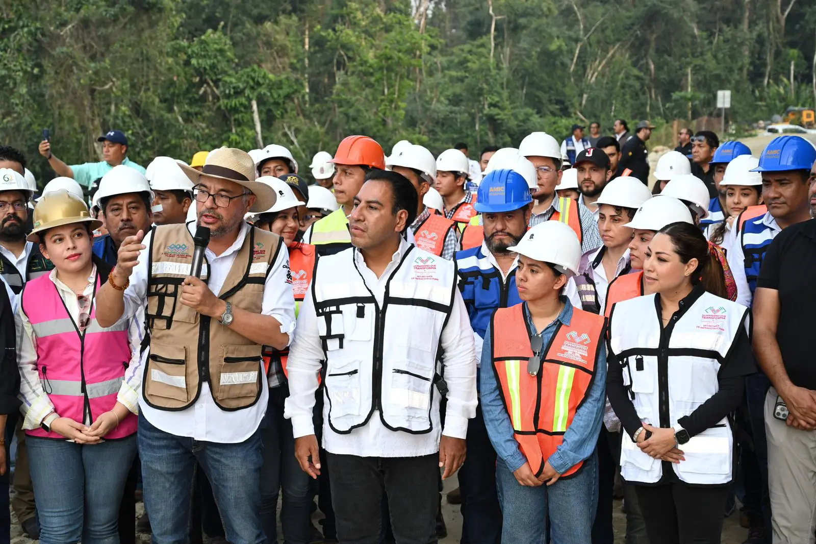 Gobernador de Chiapas en obra carretera.