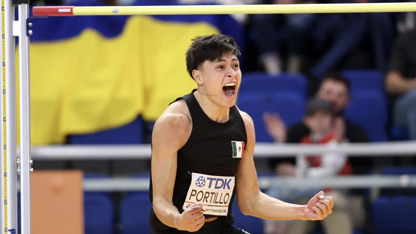 Erick Portillo desteja tras un salto en el Mundial de Atletismo Indoor.