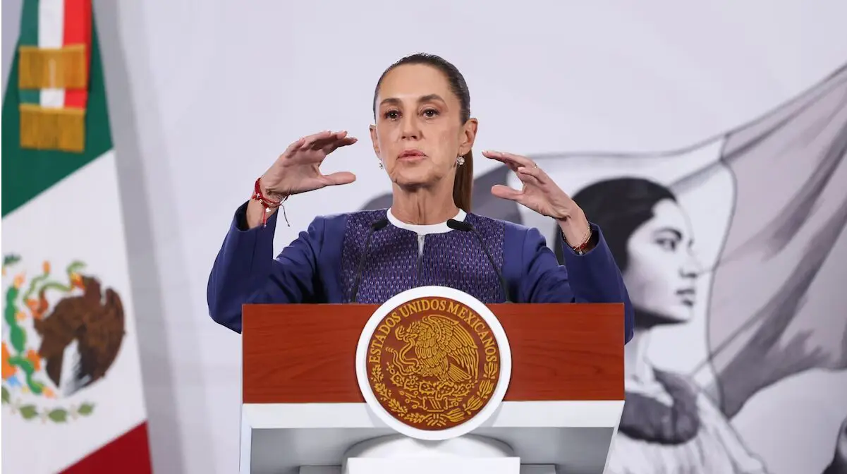 Presidenta de México haciendo gesto con las manos en conferencia de Palacio Nacional