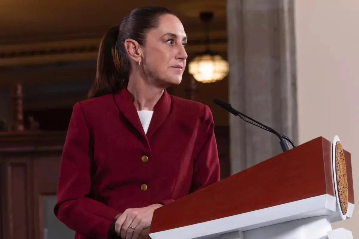 Sheinbaum mirando de perfil en conferencia