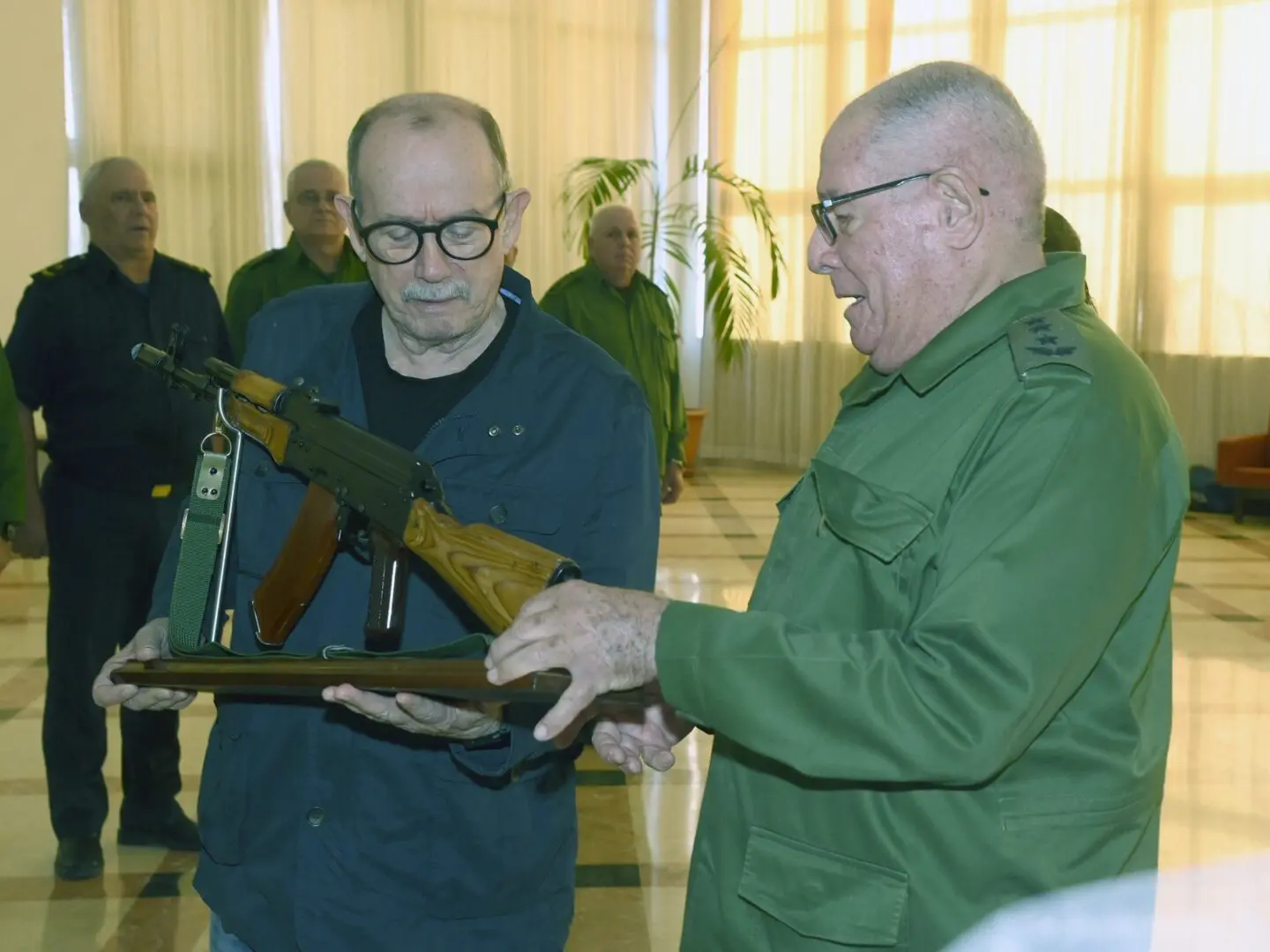 Silvio Rodríguez recibe un AKM