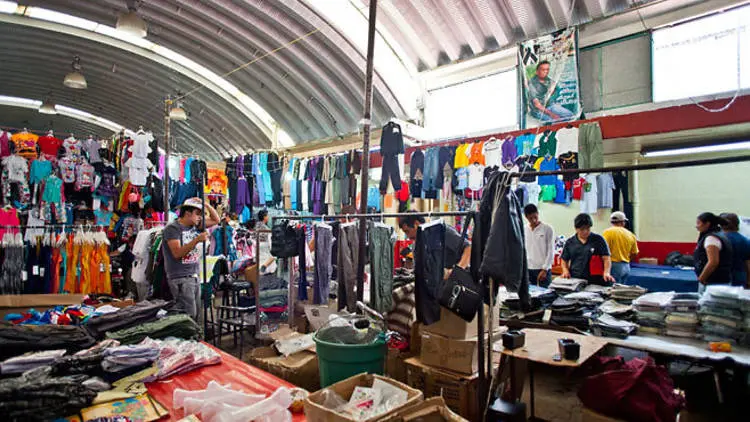 Policía incauta productos pirata en Tepito rumbo al Mundial 2026