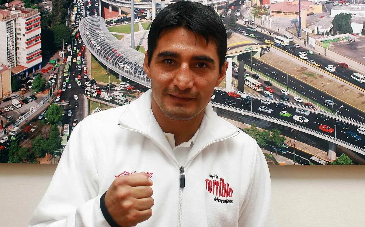 Erik Morales sostiene un puño en alto.