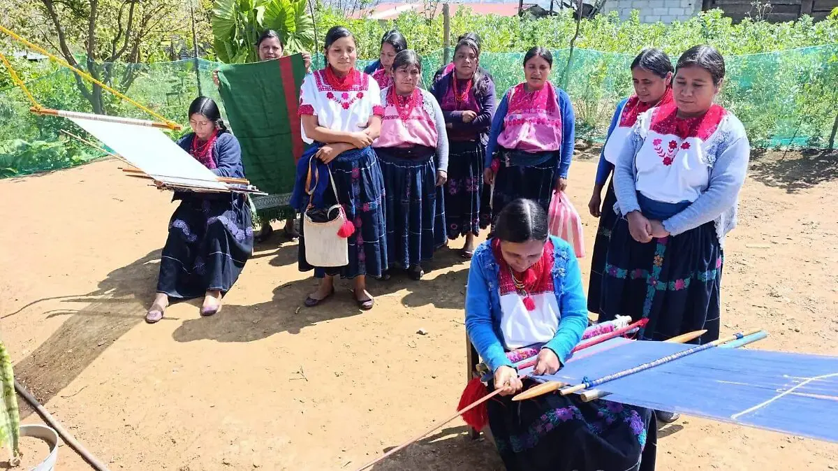 Artesanas de la comunidad tsotsil en Chiapas hilando