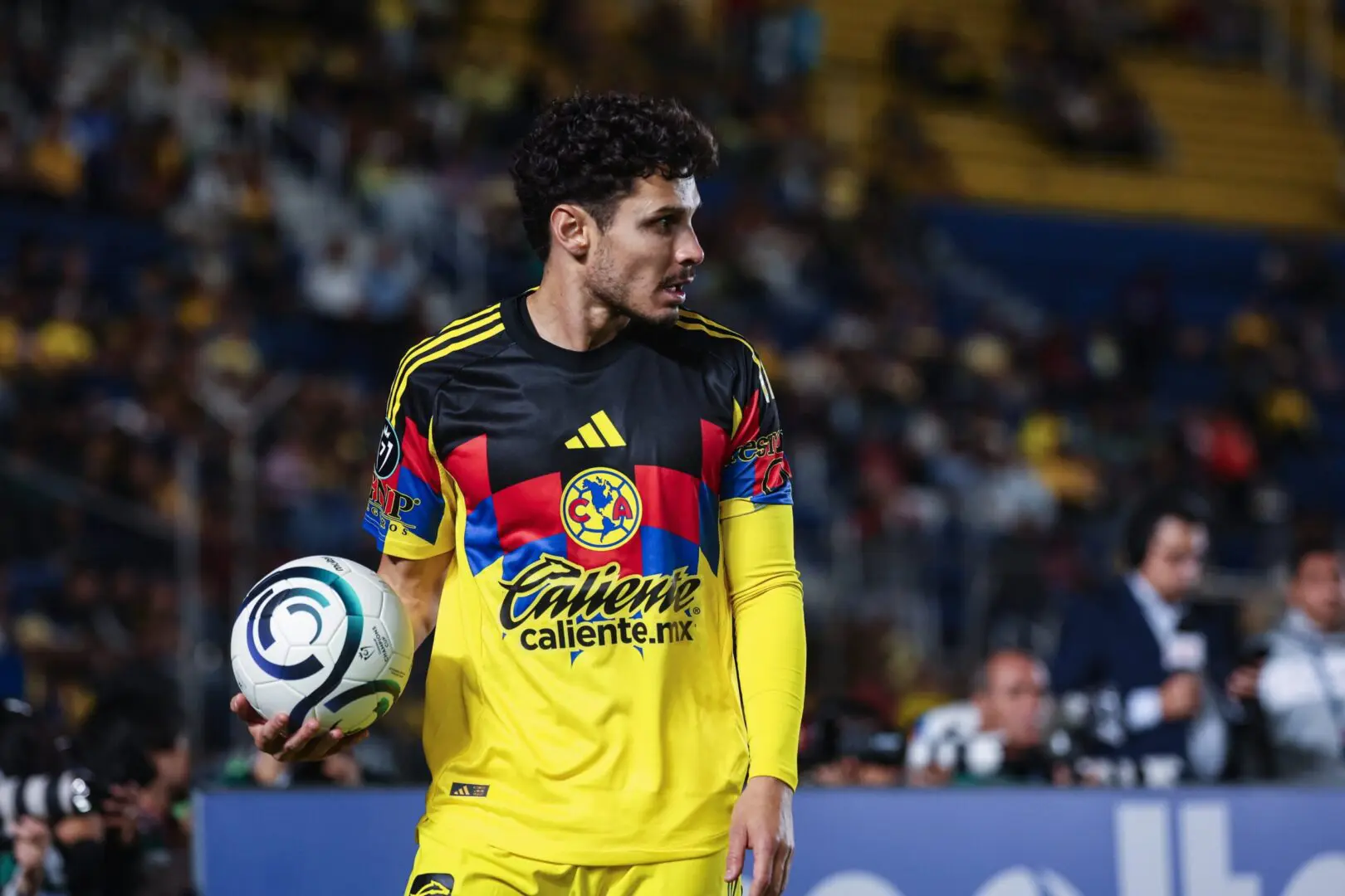 Raphael Veiga en un juego del América