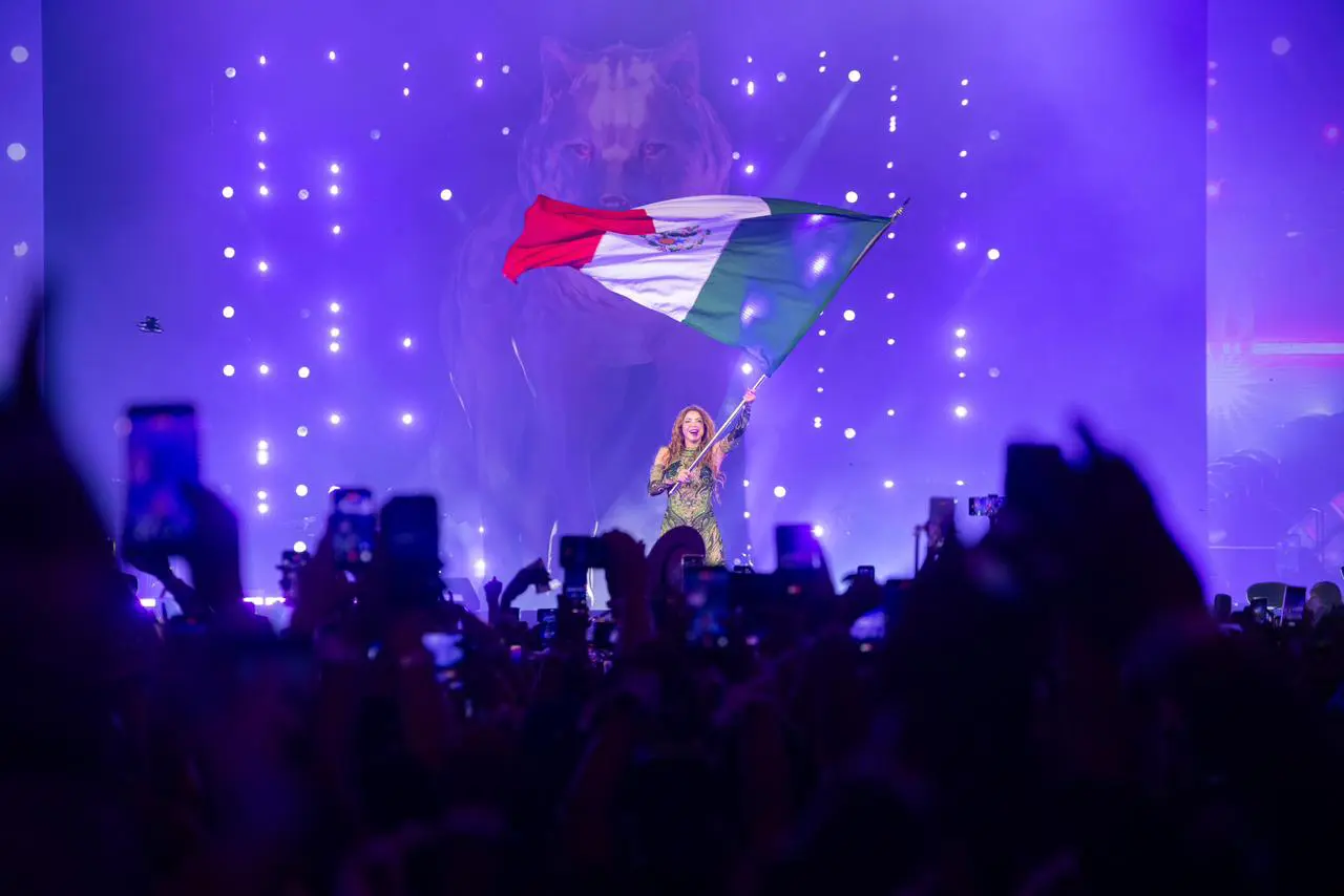 Shakira ondea la bandera de México durante su concierto masivo en el Zócalo de la Ciudad de México ante más de 400 mil asistentes.