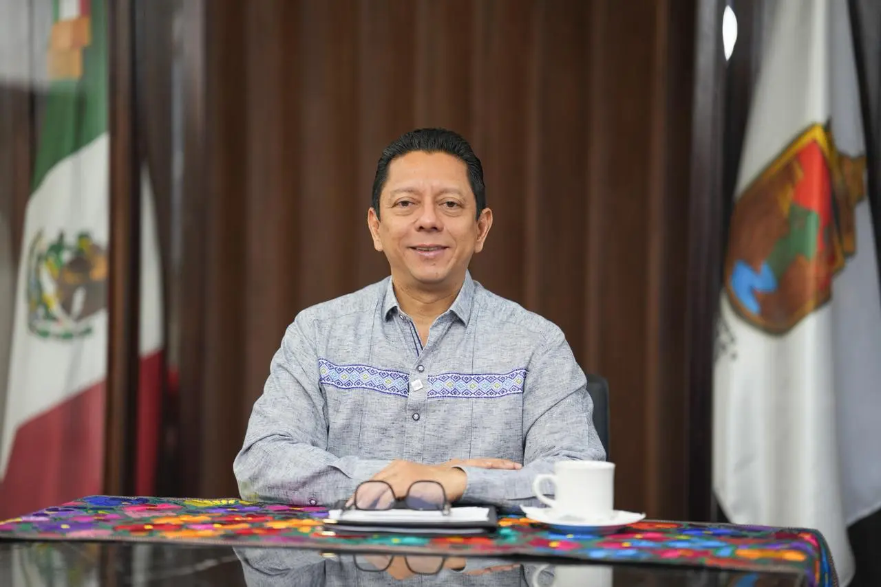 Fiscal de Chiapas sentado en su oficina.