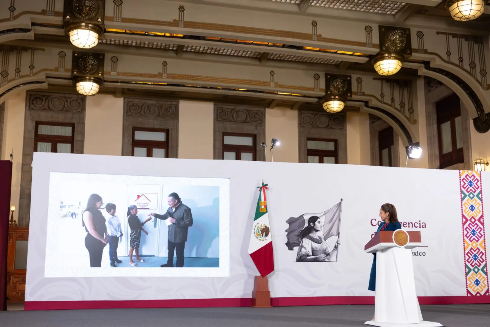 Claudia Sheinbaum presenta programa de vivienda durante conferencia en Palacio Nacional