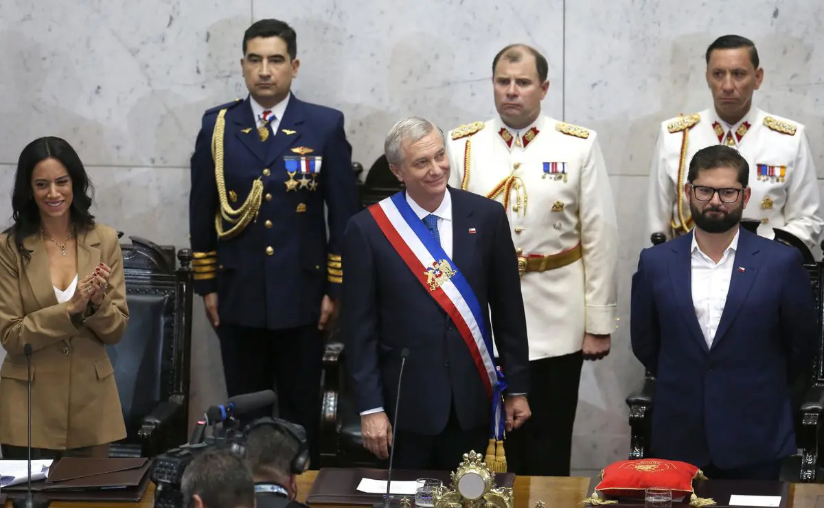 Presidente Chile electo con bandera presidencial junto a miembros de su gabinete