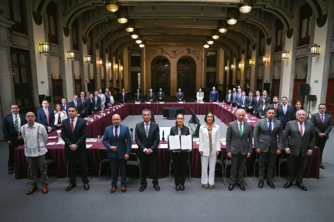 Presidenta de México en compañía de empresarios gasolineros y autoridades del sector energético.