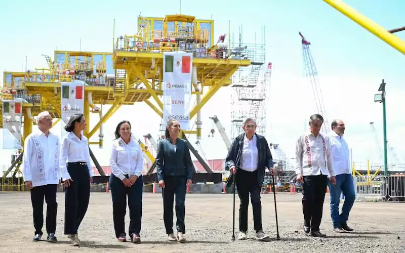 Cuahtémoc Cárdenas frente a planta de Pemex acompañado de la Presidenta Claudia Sheinbaum y de funcionarios en Veracruz.