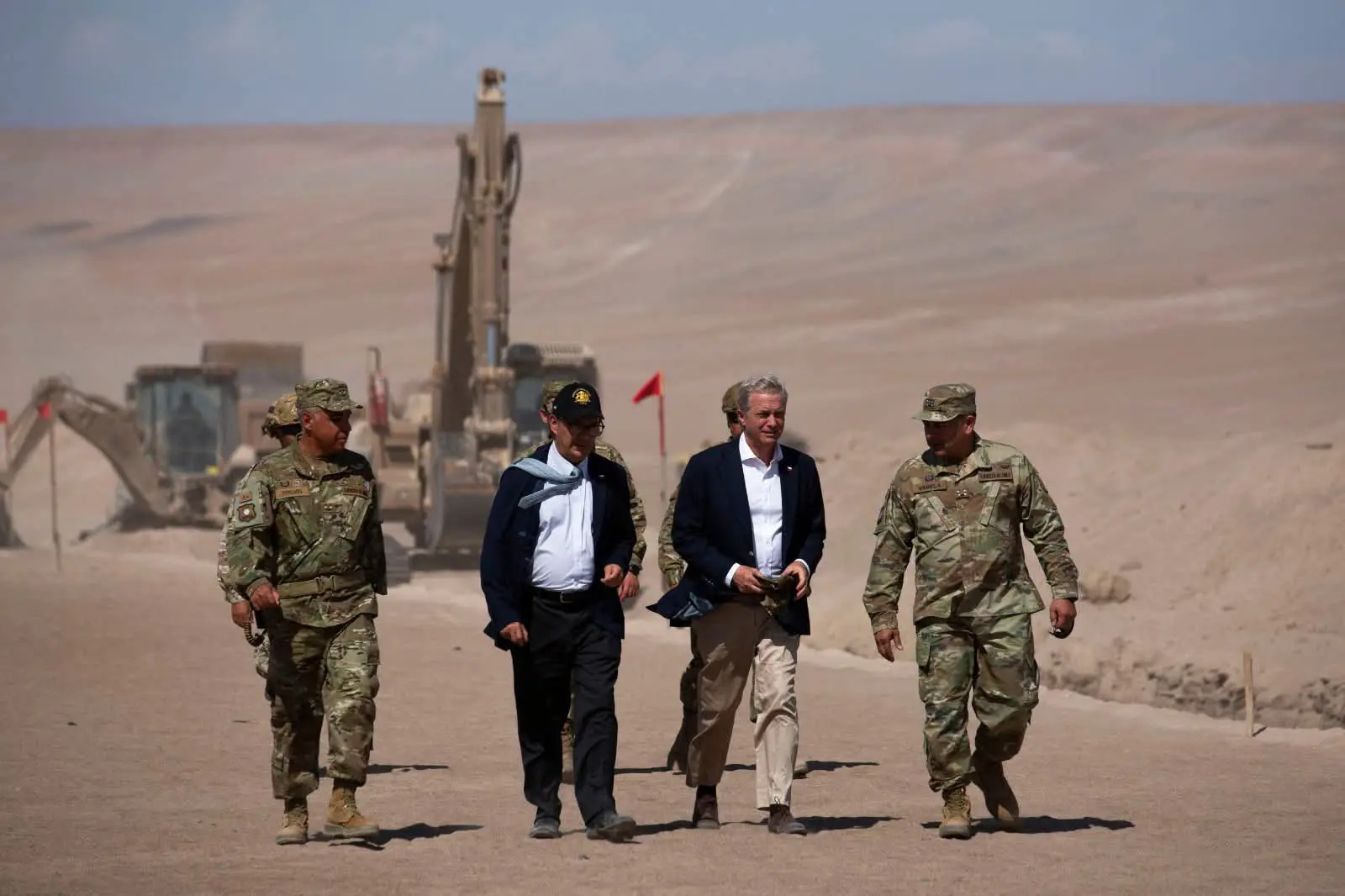 José Antonio Kast caminando en el desierto de Arica al lado de un funcionario y miembros del ejército