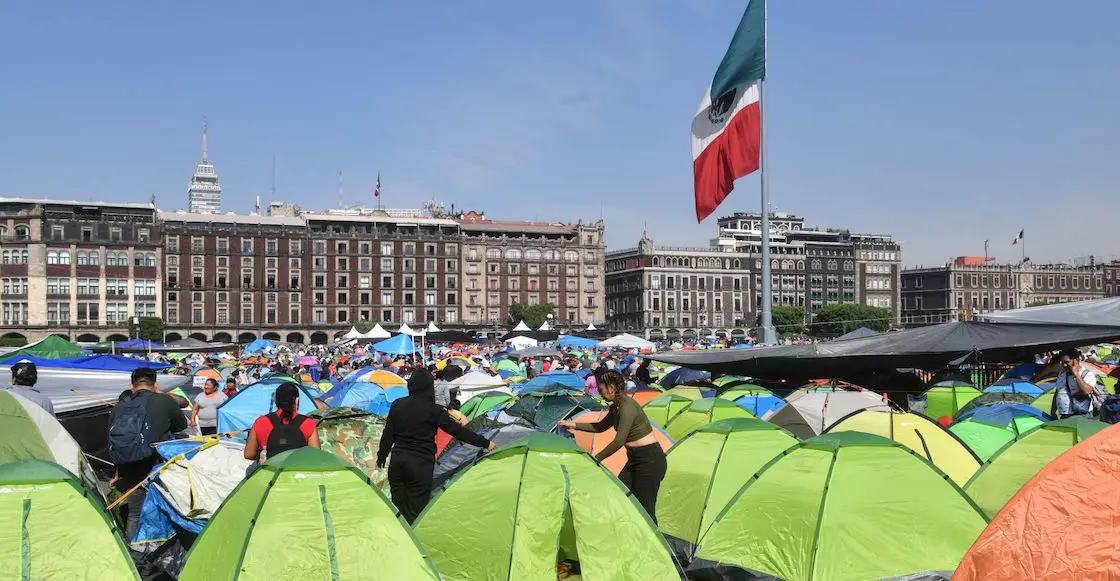 Plantón en el Zócalo con tiendas de campaña verdes