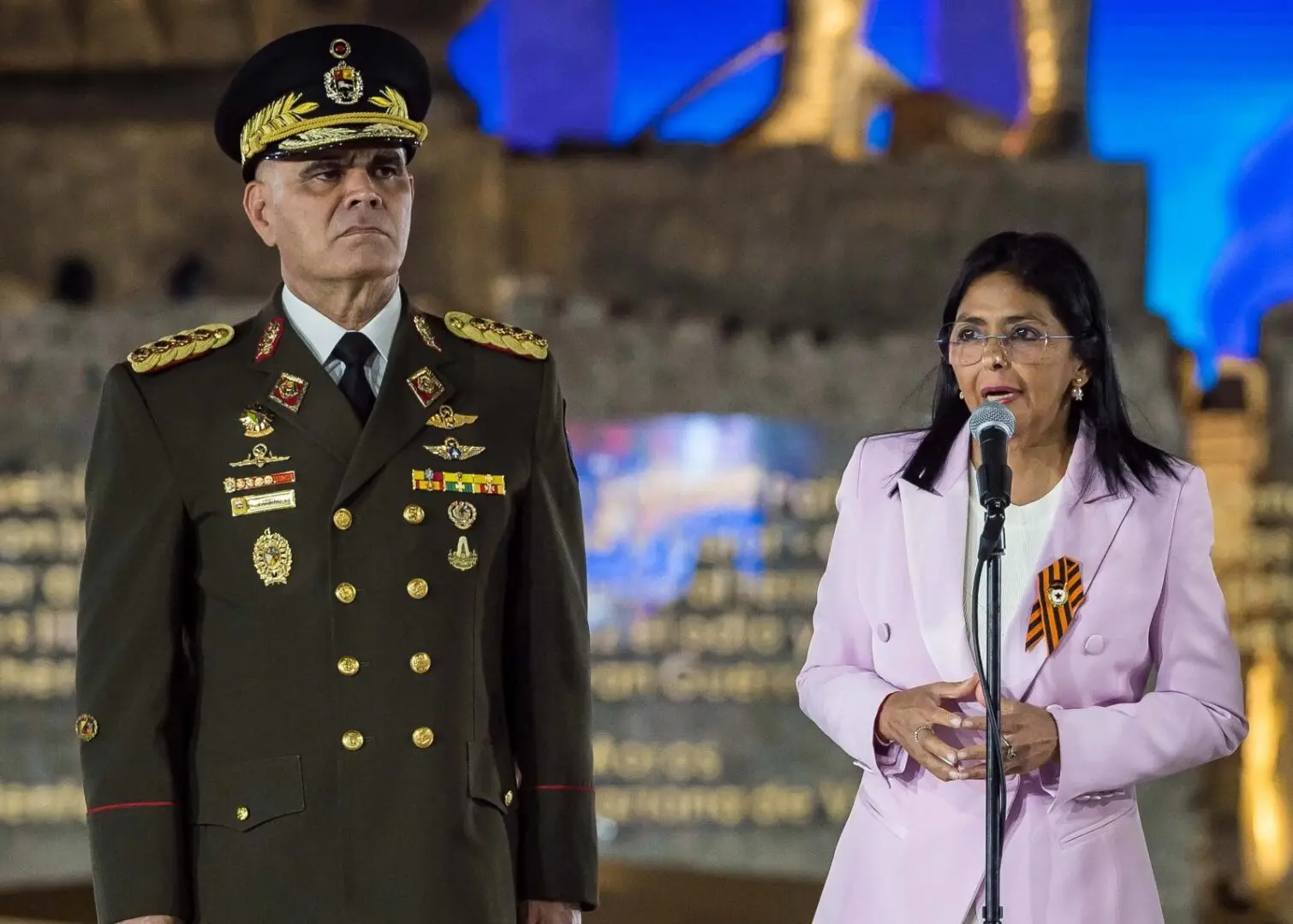 Presidenta de Venezuela destituye a Ministro de Defensa