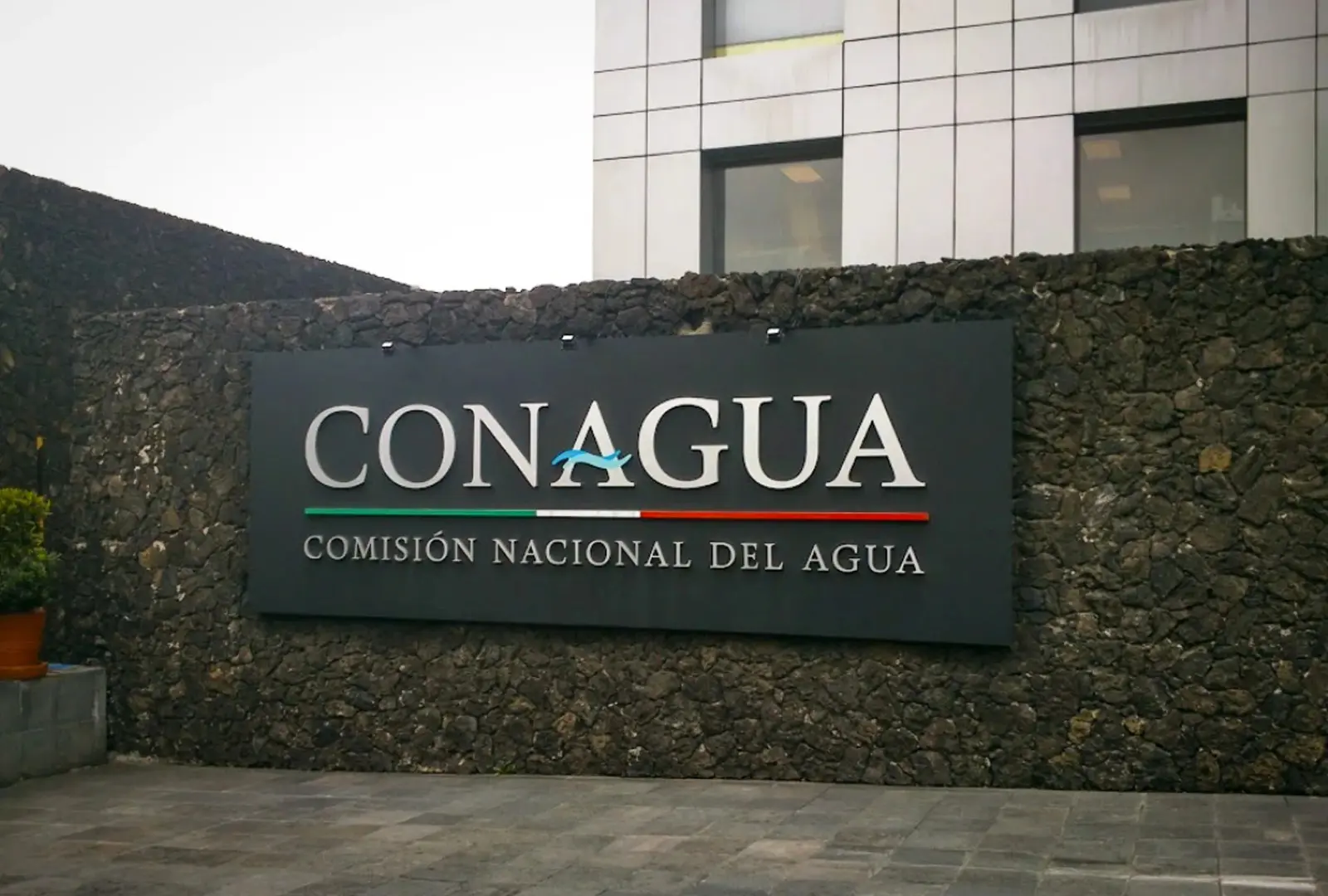 Director de COMAGUA exhibe deuda millonaria de refresquera