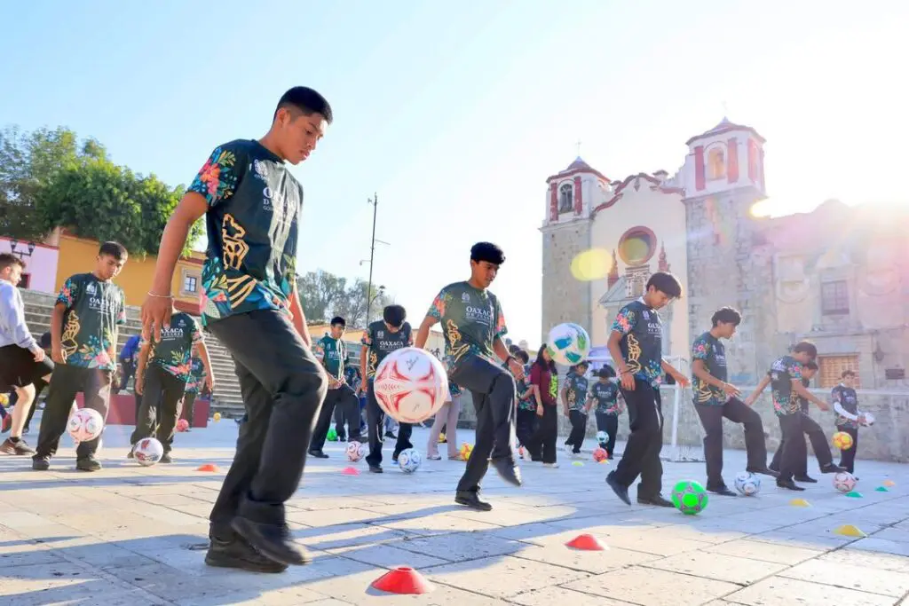 Jóvenes dominando el balón en plaza pública de México