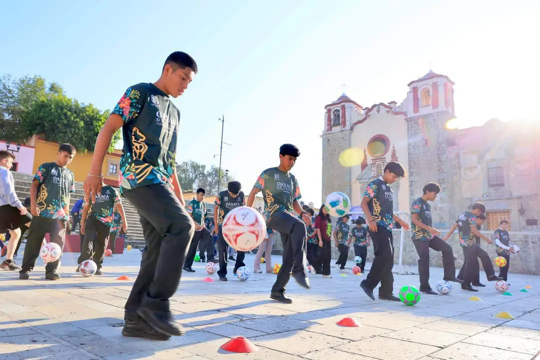 Jóvenes dominando el balón en plaza pública de México