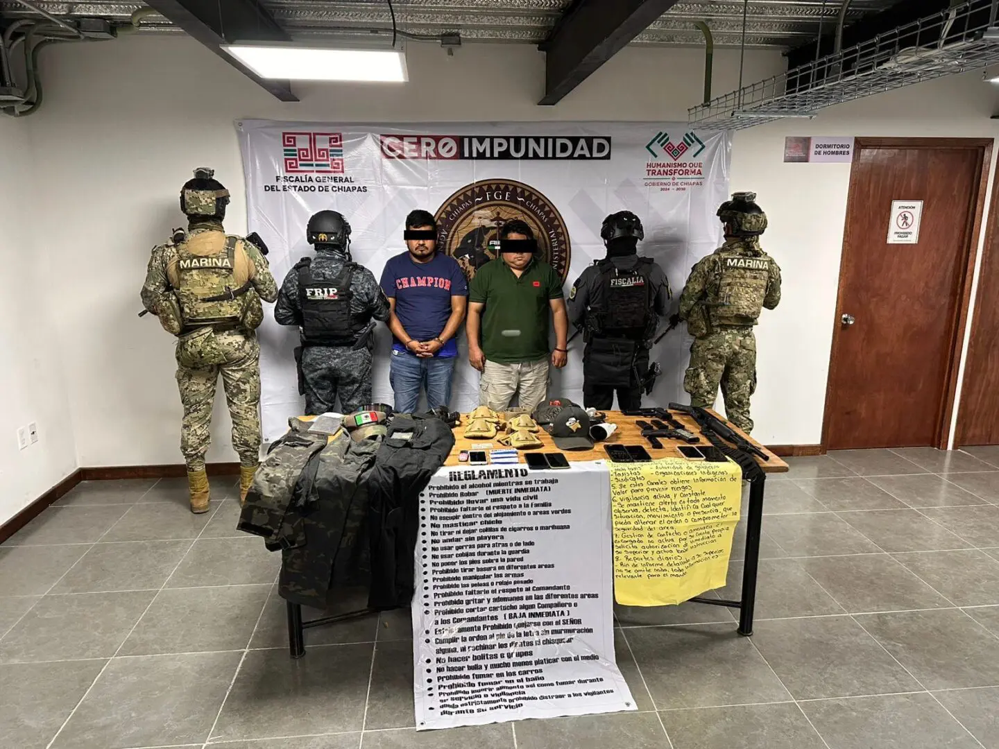 Hombres detenidos custodiados por fuerzas de seguridad en Chiapas