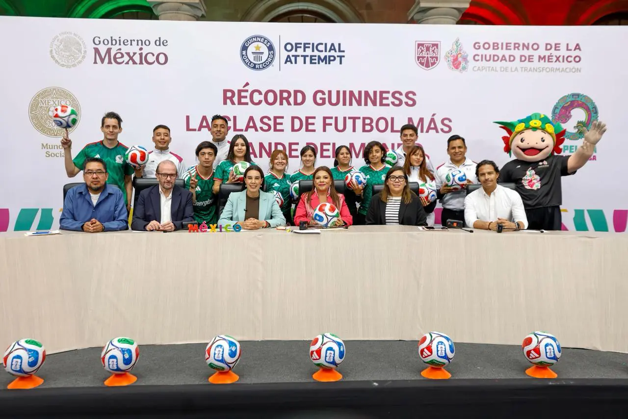 Evento de Récord Guinness de clase masiva de futbol.