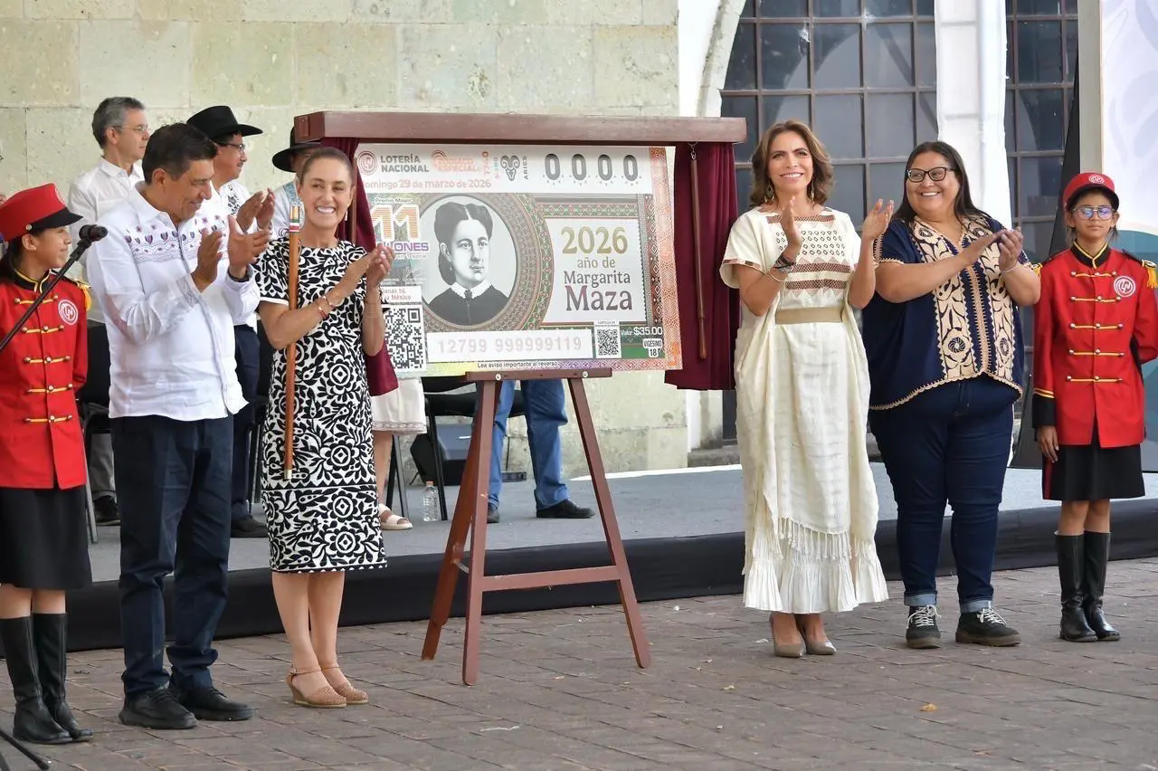 Presidenta de México junto a funcionarios mostrando gran billete de lotería enmarcado