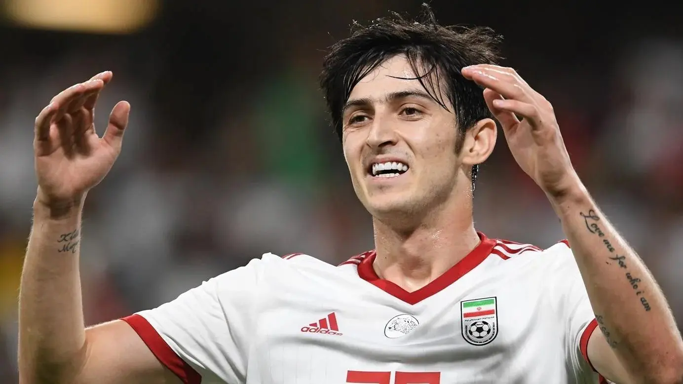 Sardar Azmoun en un partido con la Selección de Irán.
